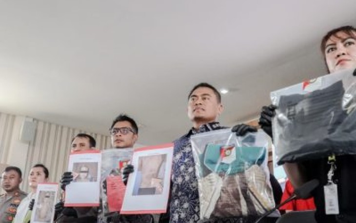 Kasat Reskrim Polrestabes Surabaya, AKBP Hendro Sukmono saat konferensi pers, Jumat (16/2/2024).