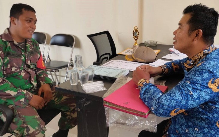 Babinsa Sangasanga saat Jalin Sinergi dengan Aparatur Kelurahan