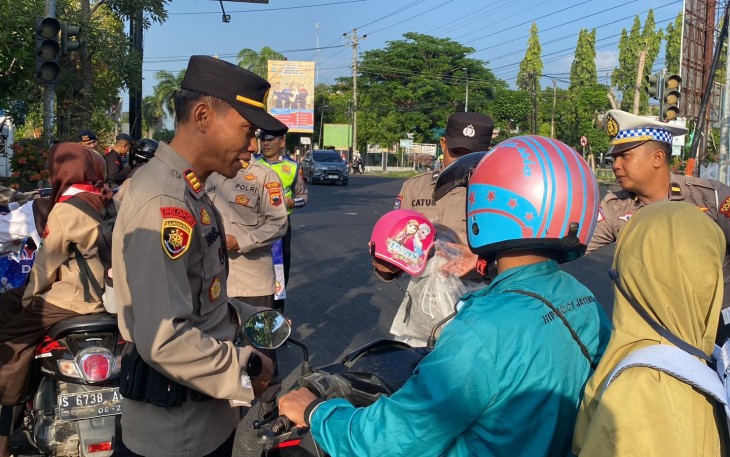 Kapolsek Cepu AKP Edi Santosa didampingi Kanitlantas Polsek Cepu Ipda Hendra Kurniawan dan pasukan Brimob BKO Polres Blora melaksanakan kegiatan operasi Zebra Candi 2024 di perempatan kantor pos Cepu