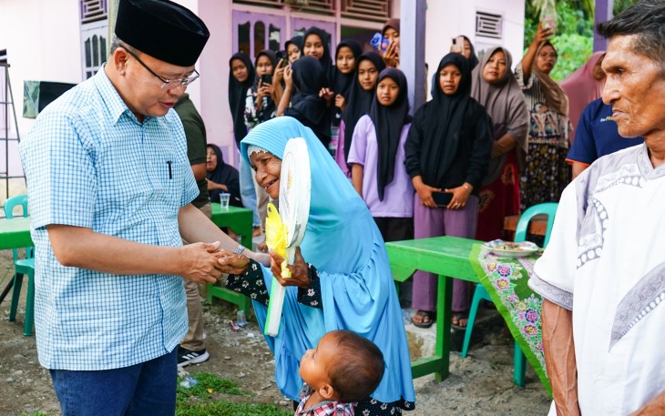 ubernur Rohidin memperķenalkan program bantuan untuk masyarakat Bengkulu di antaranya yaitu program Bantuan Bedah Rumah Masyarakat Tidak Mampu, Jaminan Kesehatan Gratis Masyarakat Tidak Mampu, serta Pemasangan Listrik Gratis bagi Masyarakat Bengkulù yang tidak mampu