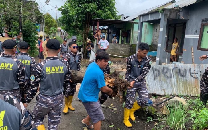 Prajurit Lanudal Manado saat Bantu Bersihkan Rumah Warga Tertimpa Pohon Tumbang