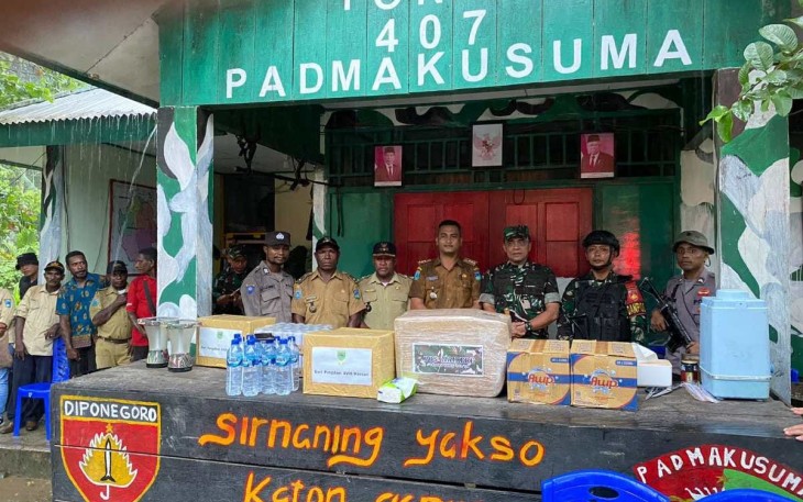 Pangdam XVIII/Kasuari, Mayjen TNI Ilyas Alamsyah, S.E., M.Tr.(Han)., CGCAE., yang didampingi Asintel, Asops, Aspers dan Aslog Kasdam XVIII/Kasuari serta para Kabalakdam, melaksanakan kunjungan kerjanya ke salah satu Pos Satgas Pamtas Kewilayahan Yonif 407/Padma Kusuma (PK), yang berada di Distrik Naikere, Kabupaten Teluk Wondama, Papua Barat, pada Selasa (16/1/2024)