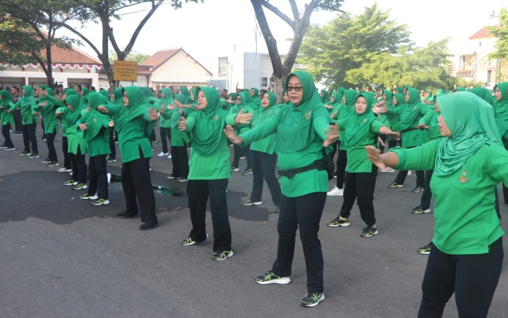 Prajurit dan PNS Kodim 0807/Tulungagung beserta Persit KCK Cabang XXI Dim 0807/Tulungagung Koorcab Rem 081/DSJ menggelar senam bersama bertempat di halaman GOR Lembupeteng Tulungagung, Jumat (26/01/2024)