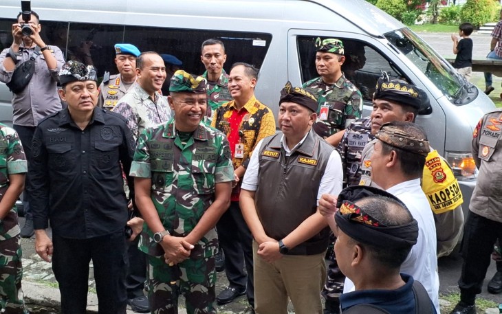 Kepala Kejaksaan Tinggi Bali Dr. Ketut Sumedana,S.H.,M.H beserta Wakil Kepala Kejaksaan Tinggi Bali I Dewa Wirajana,S.H.,M.H. menggunakan Hak Pilih di TPS 001 Dangin Puri Kelod Denpasar Timur Jl. Kapten Japa Jl. Taman Sari No.2, Dangin Puri kelod, Kec. Denpasar Tim., Kota Denpasar didampingi oleh Made Wirawan Sekretaris KPU Denpasar