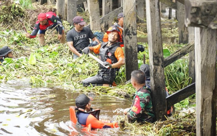Koramil Tenggarong Gotong Royong Bersihkan Sungai