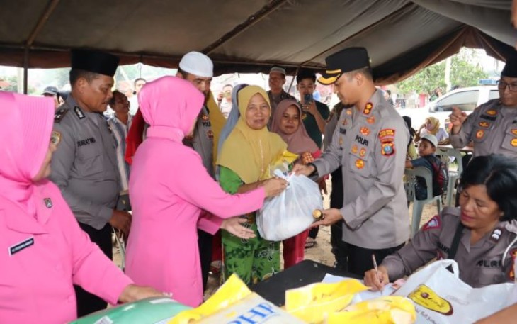 Kapolres Tapanuli Selatan (Tapsel), AKBP Yasir Ahmadi, SIK, MH, kembali melanjutkan program Ramadan Berkah dengan berbagi sembako murah kepada Emak-emak, Senin (25/03/2024)