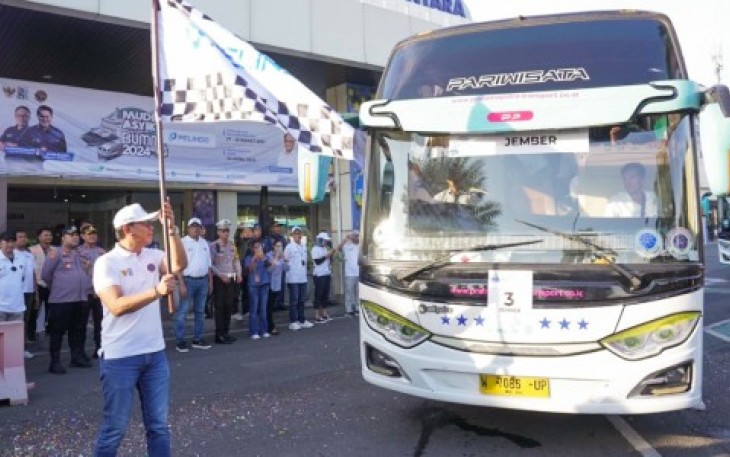 Corporate Secretary PT Pelindo Terminal Petikemas Widyaswendra melepas bus mudik gratis lebaran 2024, Rabu (3/4)