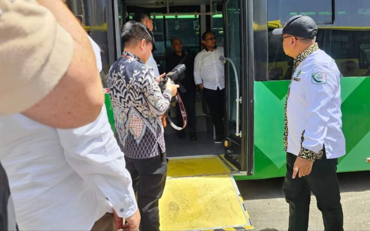 Menag Yaqut Cholil Qoumas saat pengecekan bus Salawat ramah lansia dan disabilitas 