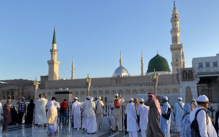 Suasana di pelataran Masjid Nabawi depan pintu masuk ke Raudhah