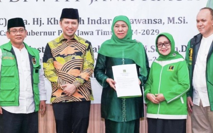 Khofifah Indar Parawansa dan Emil Elestianto Dardak menerima surat rekomendasi dari DPW PPP Jatim untuk maju Pilkada 2024