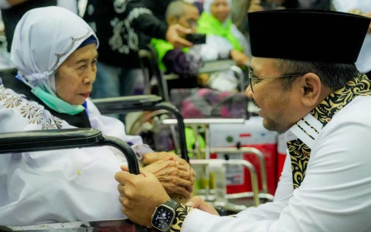 Menag Yaqut sambut kedatangan jemaah JKG 63 di Pondok Gede, Minggu (21/7)