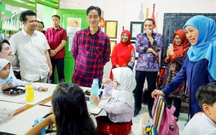 Gibran Rakabuming Raka meninjau implementasi program makan siang gratis di Surabaya, Kamis (1/8)