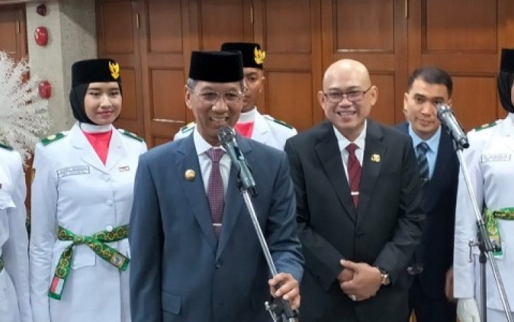 Pj Gubernur DKI Jakarta Heru Budi Hartono, saat mengukuhkan 42 Paskibraka Provinsi DKI Jakarta. Rabu (14/8/24).