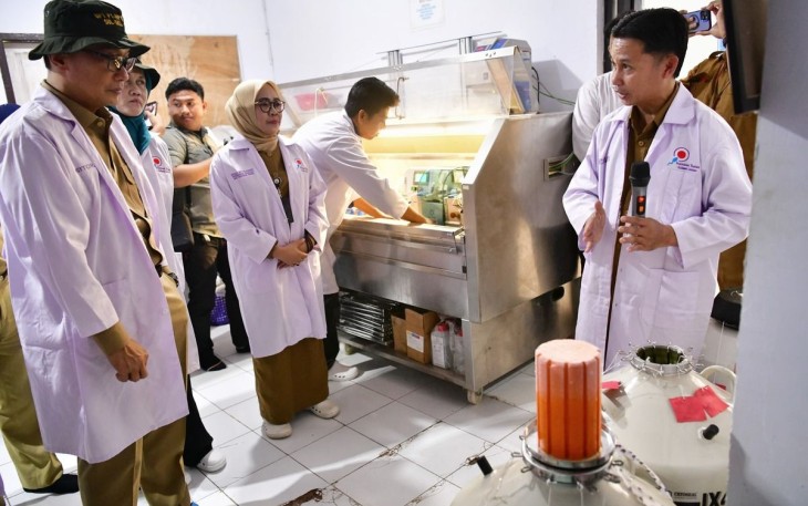 Pj Gubernur Sulsel Prof Zudan Arif Fakrulloh saat menerima pemaparan dalam kunjungan ke pusat pembibitan ternak unggulan di Pucak Maros