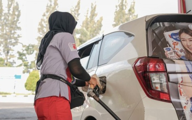 Ilustrasi pengguna kendaraan bermotor mengisi BBM Pertalite di SPBU Pertamina 