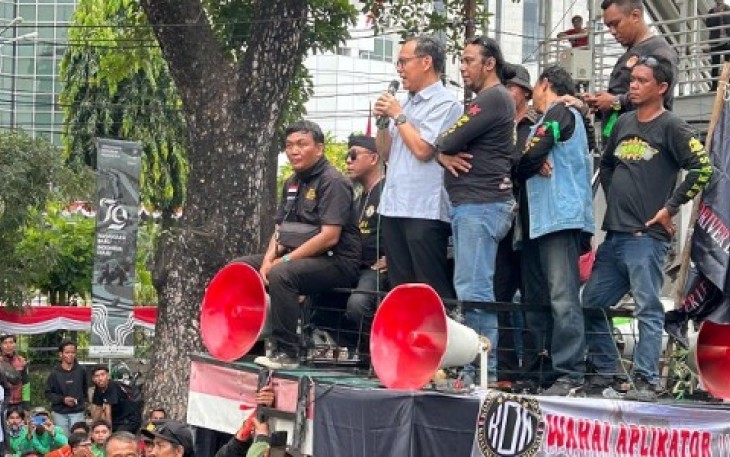 Gunawan perwakilan dari Kementerian Komunikasi dan Informatika (Kominfo)menemui massa ojol yang melakukan demonstrasi di kawasan Patung Kuda, Jakarta, Kamis (29/8)
