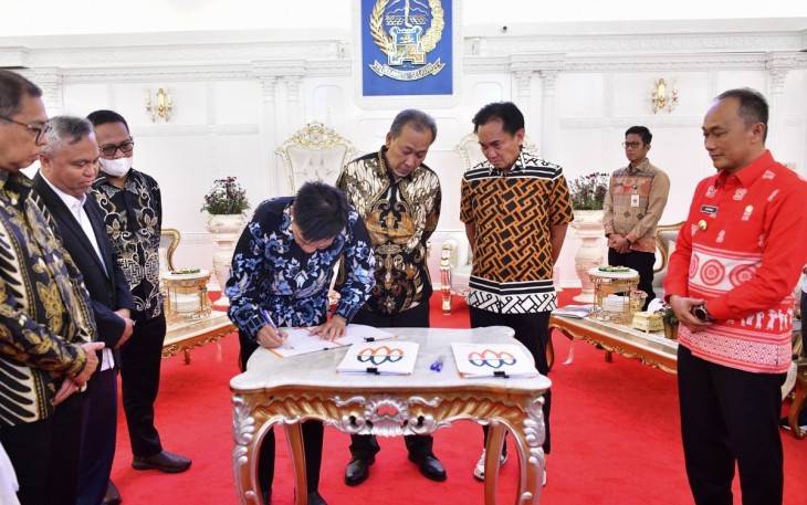 Pj Gubernur Sulsel Prof Zudan Arif Fakrulloh saat menyaksikan penandatanganan MoU PT Antam Tbk dengan PT Luwu Timur Gemilang dan PT Sulsel Citra Indonesia, Jum'at (13/9)