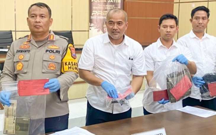 Kabid Humas Polda Jatim Kombes Dirmanto saat memberikan keterangan pers 