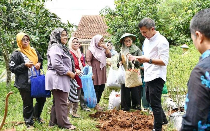 Pj Gubernur Jabar Bey Mahmudin membawa hasil bumi desa wisata