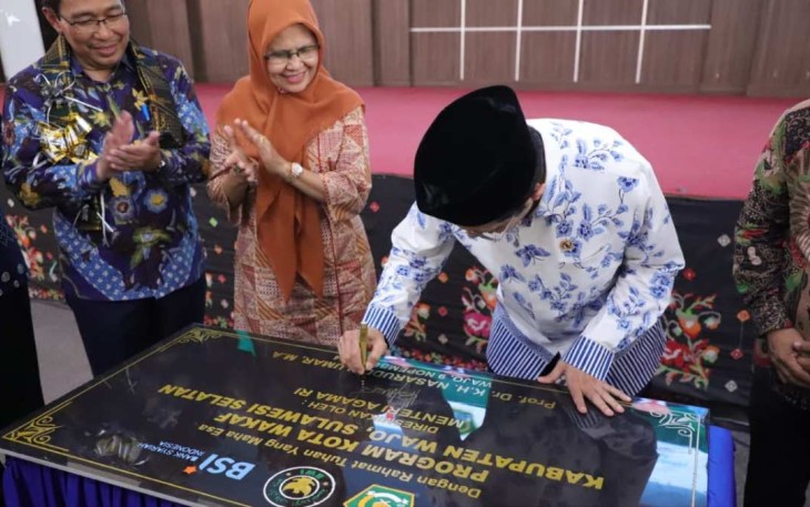 Menag Nasaruddin Umar menandatangani prasasti Kota Wakaf di Kabupaten Wajo, Sabtu (9/11)