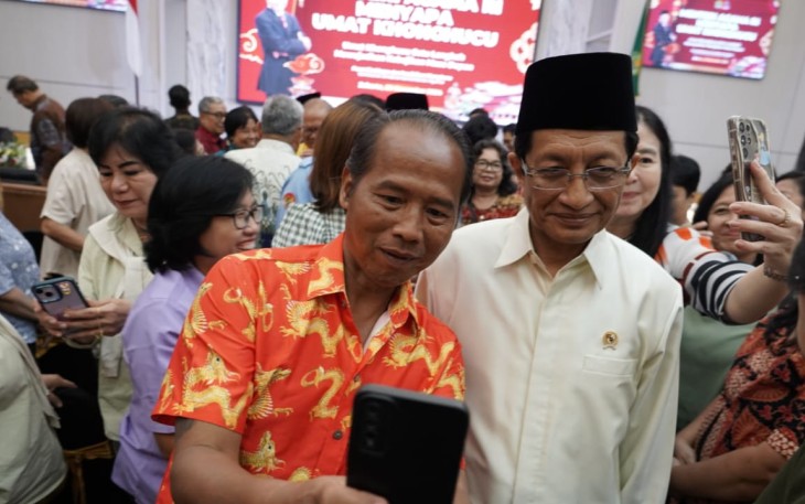 Menag Nasaruddin Umar saat foto selfie di kantor Kemenag, Jakarta, Rabu (20/11)