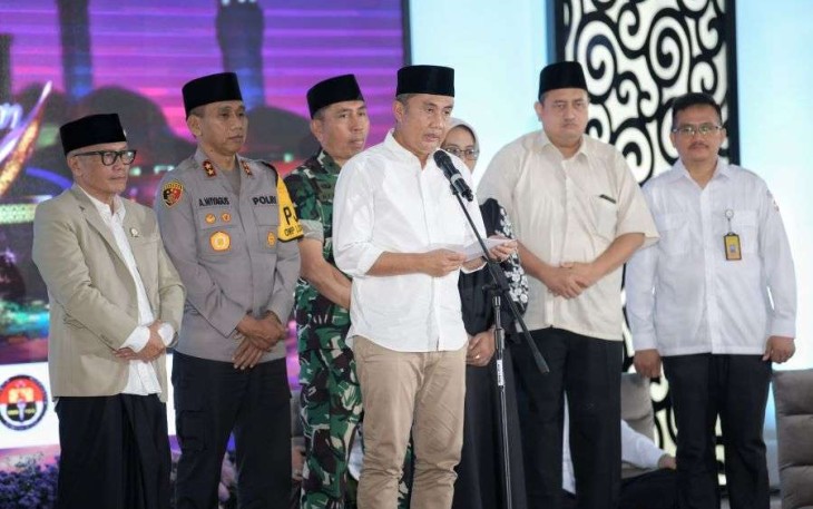 Pj Gubernur Jabar Bey Machmudin memberikan sambutan acara doa bersama Pilkada Jabar Damai 2024 di gedung Satlantas Polda Jabar, Rabu (20/11)