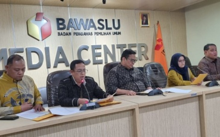 Ketua Bawaslu Rahmat Bagja saat memberikan keterangan pers di Jakarta, Rabu (20/11)