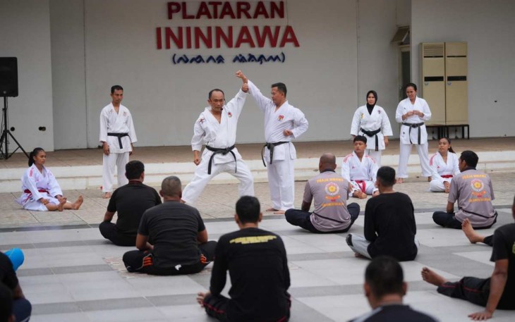 Pj Gubernur Sulsel Prof Zudan Arif Fakrulloh saat melatih karate, Sabtu (7/12)