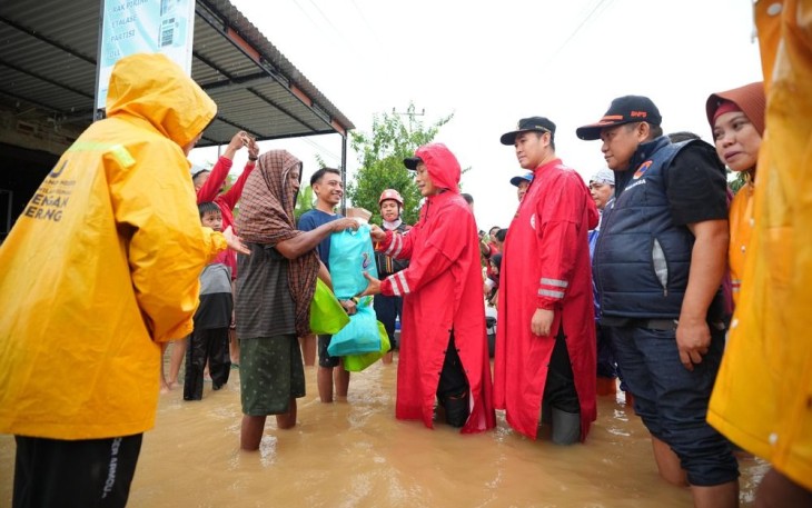 Pj Gubernur Sulsel Prof Zudan Arif Fakrulloh memberikan bantuan kepada warga terdampak banjir di Kabupaten Pangkep, Minggu (22/12)