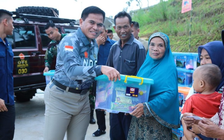 Kasal Laksamana TNI Dr. Muhammad Ali saat Baksos di Desa Pelangi, Bogor, Minggu (11/02)