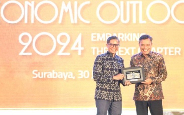 Direktur Utama Bank BTN Nixon LP Napitupulu saat memberikan cinderamata kepada Wamenlu RI pada acara BTN Prioritas Economic Outlook 2024 di Surabaya, Selasa (30/1/2024).