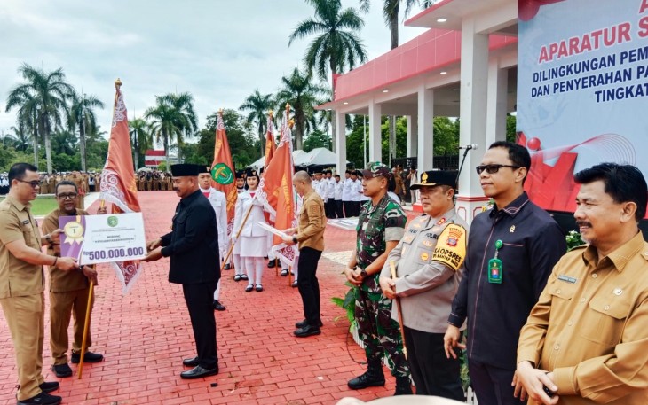 Komandan Kodim 0906/Kutai Kartanegara (Kkr), Letkol Inf. Jeffry Satria menghadiri apel gabungan Aparatur Sipil Negara (ASN) dan non ASN dilingkungan pemerintah kabupaten Kutai Kartanegara (Kukar) dan Penyerahan Panji-Panji Keberhasilan Pembangunan Tingkat Provinsi Kalimantan Timur Capaian Tahun 2023 yang digelar di lapangan upacara Kantor Bupati Kukar jalan Wolter Monginsidi kelurahan Timbau Kecamatan Tenggarong kabupaten Kutai Kartanegara (Kukar), Senin (15/01/2024)