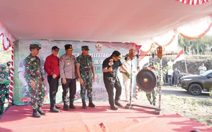  Pangdam IX/Udayana Mayjen TNI Harfendi, S.I.P.,M.Sc memimpin kegiatan Kick Off Pelestarian Alam Kodam IX/Udayana di Wilayah Korem 163/Wira Satya, pada Kamis (4/1/2024) di  Area Pura Pasar Agung, Gunung Batur, Kintamani, Bangli