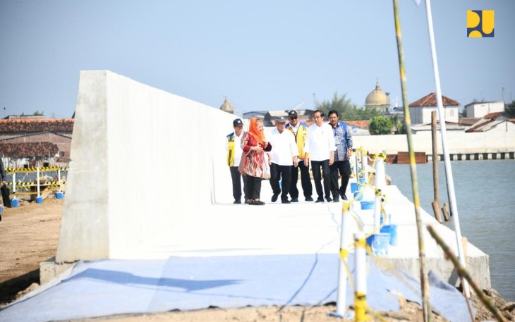 Presiden Jokowi saat Tinjau Pengendalian Banjir dan Rob serta Penataan Kawasan Kampung Nelayan di Semarang