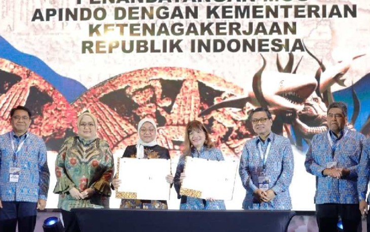 Menaker Ida Fauziah saat menandatangani nota kesepahaman bersama dengan APINDO 