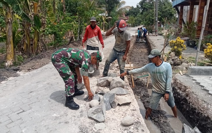 Babinsa Desa Pulerejo Bersama Warga Laksanakan Kerja Bakti Pembuatan Talut