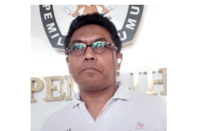 Anggota Komisioner KPUD Manggarai Barat Krispianus Beda saat memberikan keterangan Pers di depan awak media
