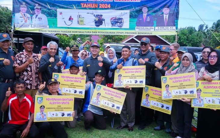 Gubernur Bengkulu Serahkan Alsintan untuk Dua Kelompok Tani