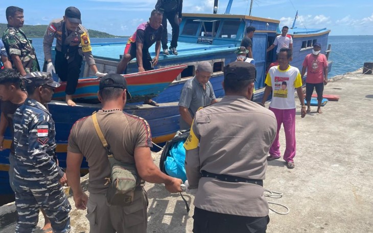 Polsek Tambelan Bantu Masyarakat Evakuasi Penemuan Mayat di Pinggir Pantai Pulau Sedua Besar Tambelan