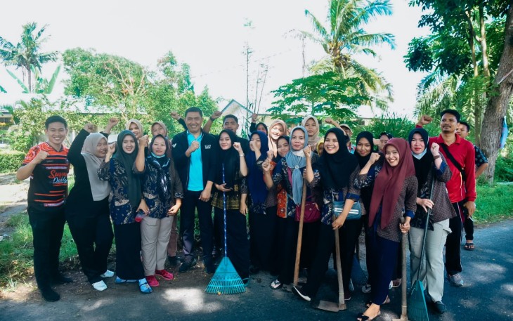 Pj Bupati Batu Bara Gotong Royong Bersama Warga 