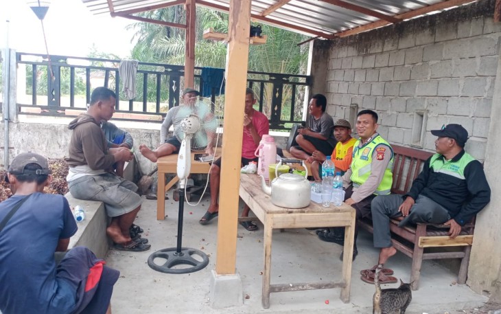 Anggota Bhabinkamtibmas Polsek Belitang III Terus Giat Melaksanakan Sambang Didesa Binaannya