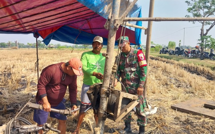 Babinsa Koramil 0803/17 Sawahan Memantau Kegiatan Pompanisasi di Desa Bakur