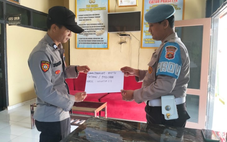 Polsek Belitang III Laksanakan Tes Urine Secara Dadakan