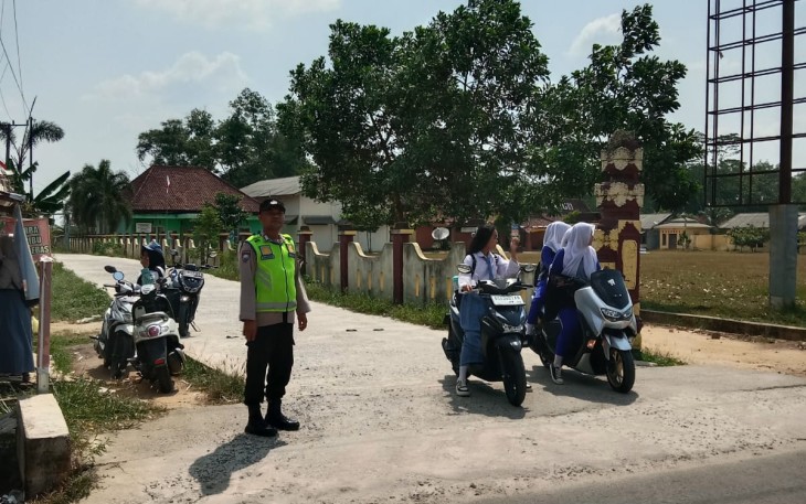 Polsek Belitang III  Giat Lakukan Pengaturan Lalulintas 