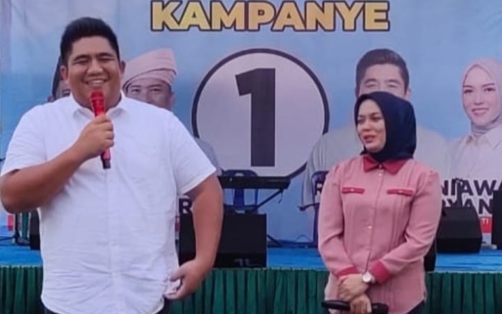 Masyarakat Kwalasempang dan Busung Dukung Roby dan Deby Tumpahruah di Lapangan Sepak Bola 