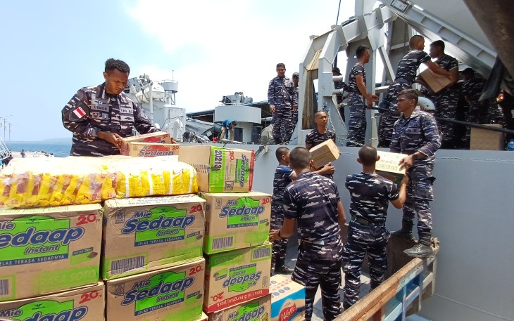 TNI AL Bantu Distribusikan Bantuan Kemanusiaan Korban Erupsi Gunung Lewatobi Laki-laki