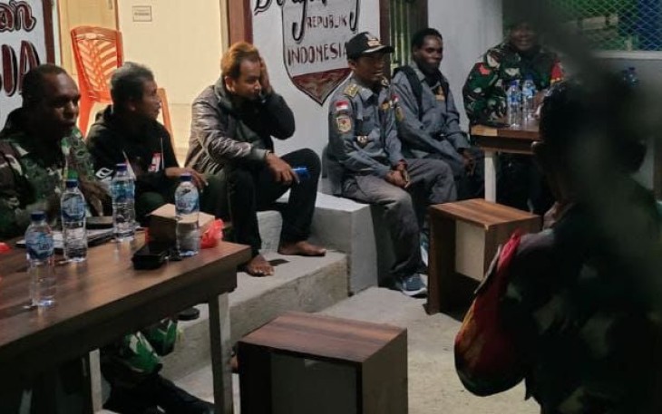  Babinsa Koramil Kota Laksanakan Patroli Sekaligus Sambangi Pos Ronda Warga