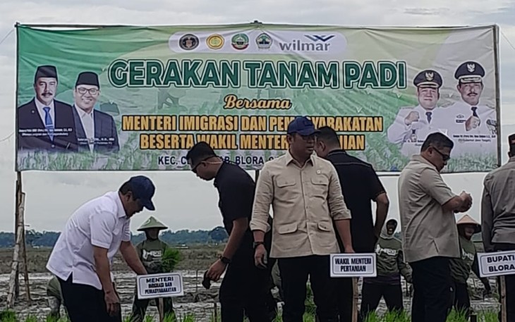 Menteri Imigrasi dan Pemasyarakatan Agus Andrianto (baju putih) saat acara Gerakan Tanam Padi beserta Wakil Menteri Pertanian Sudaryono di Desa Kentong kecamatan Cepu kabupaten Blora