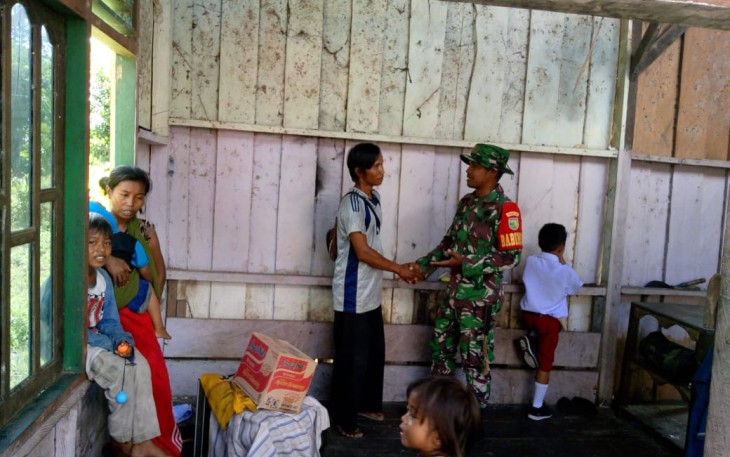 Babinsa Koramil 1710-03/Kuala Kencana Bantu Rehab Rumah Warga Kurang Mampu