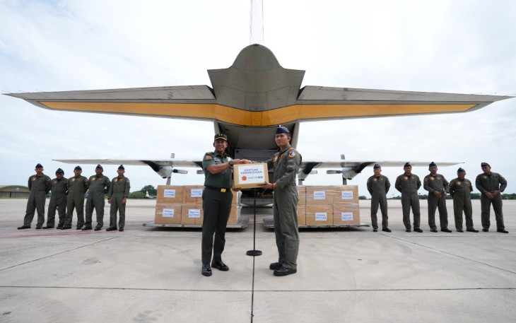 TNI Kerahkan Pesawat TNI AU Kirimkan Bansos untuk Korban Erupsi Gunung Lewotobi Laki-Laki di NTT